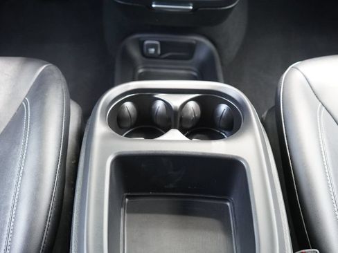 Used 2025 Chrysler Pacifica Select FWD image 19