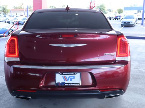 Used 2017 Chrysler 300 C w/ Light Group image 8