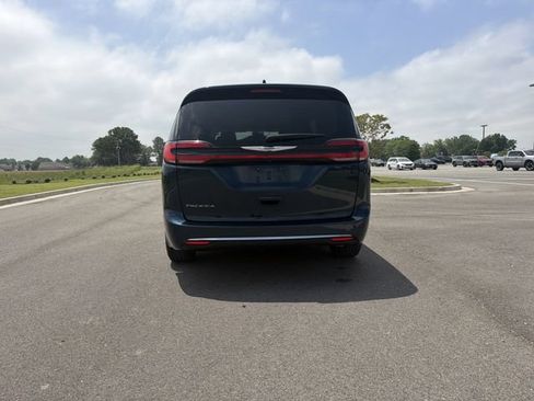 Used 2023 Chrysler Pacifica Touring-L FWD image 4