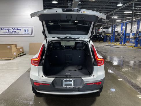 Used 2025 Volvo XC40 B5 Core image 9