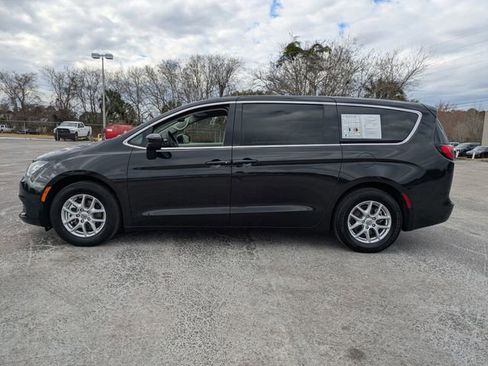 Used 2023 Chrysler Voyager LX image 4