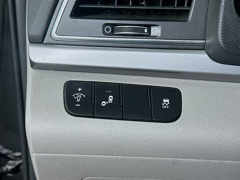 Used 2017 Hyundai Elantra Limited w/ Limited Tech Package 04 image 17