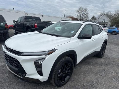 Used 2025 Chevrolet Trax ACTIV w/ Sunroof Package image 2