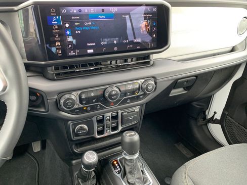 Used 2025 Jeep Wrangler Sahara image 18