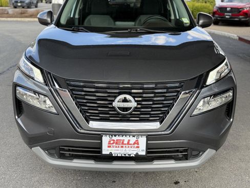 Used 2023 Nissan Rogue SV image 2