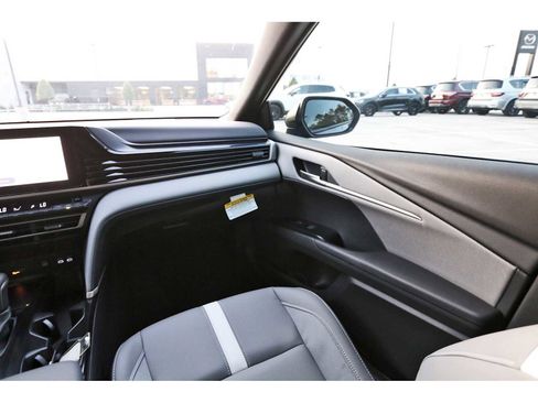 Used 2025 Toyota Camry SE w/ Convenience Package image 8