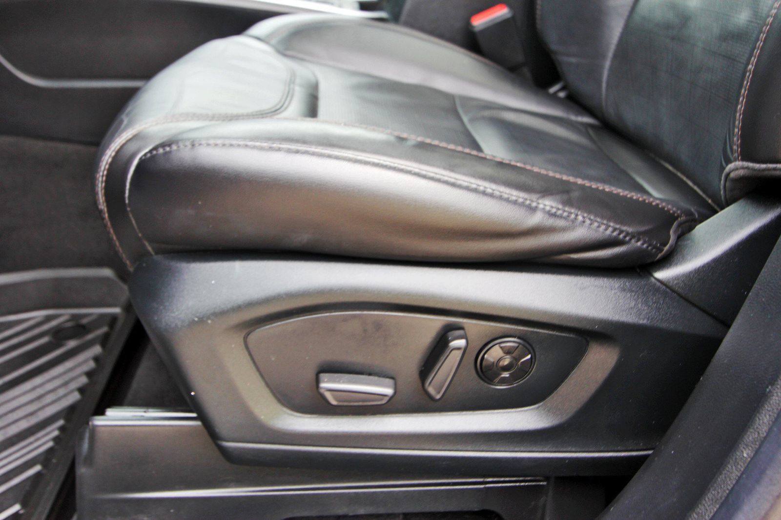 Used 2022 Ford Explorer Platinum w/ Equipment Group 601A RWD image 34