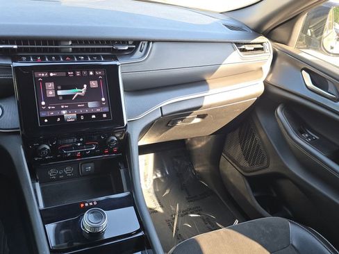 Used 2023 Jeep Grand Cherokee Altitude RWD image 12