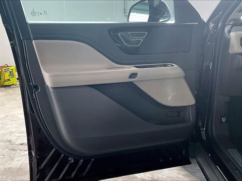 Used 2023 Lincoln Aviator Standard image 9