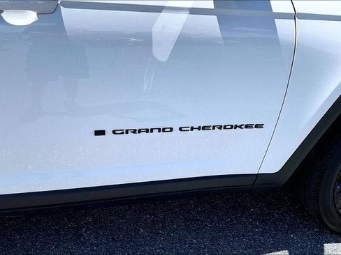 Used 2024 Jeep Grand Cherokee Altitude AWD/4WD image 31