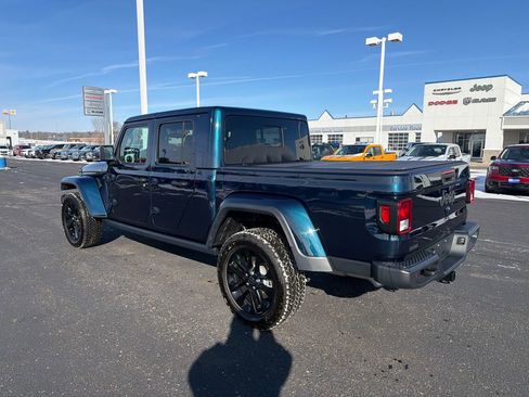 Used 2025 Jeep Gladiator Sport image 3