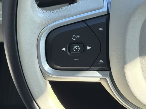 Certified 2022 Volvo XC60 B5 Momentum AWD/4WD image 19