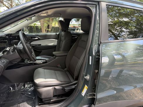 Used 2025 Chevrolet Trax LT w/ LT Convenience Package FWD image 32