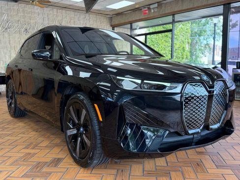 Used 2023 BMW iX xDrive50 w/ Sport Package AWD/4WD image 10