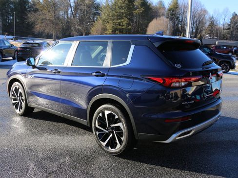 Used 2023 Mitsubishi Outlander SE image 3