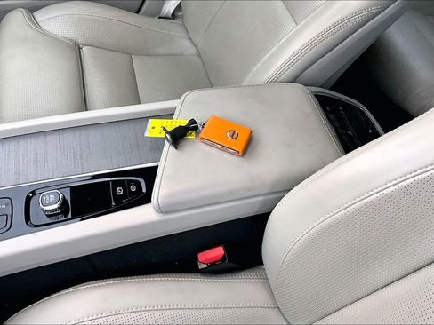 Certified 2023 Volvo XC60 B5 Ultimate w/ Climate Package image 14