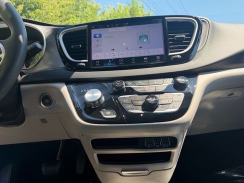 Used 2024 Chrysler Pacifica Touring-L FWD image 37