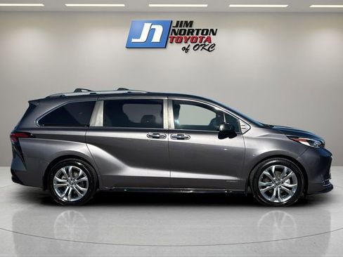 Used 2021 Toyota Sienna Platinum FWD image 4