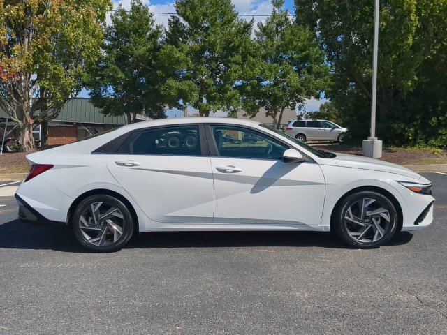 Used 2025 Hyundai Elantra Limited FWD image 3