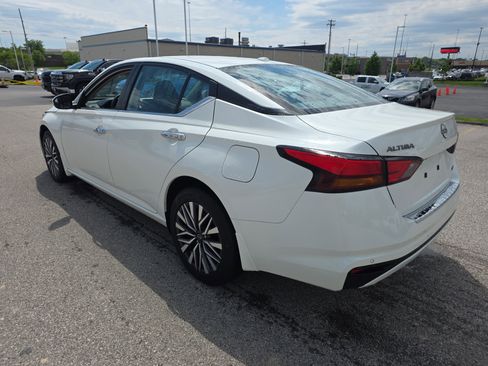 Used 2023 Nissan Altima 2.5 SV AWD/4WD image 5