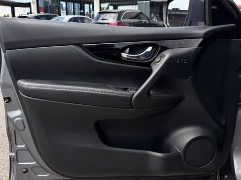 Used 2022 Nissan Rogue Sport SV w/ Technology Package image 13