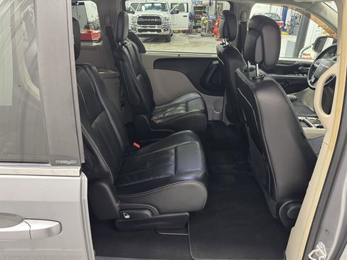 Used 2014 Chrysler Town & Country Touring image 20