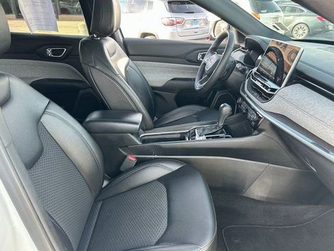 Used 2024 Jeep Compass Latitude image 32