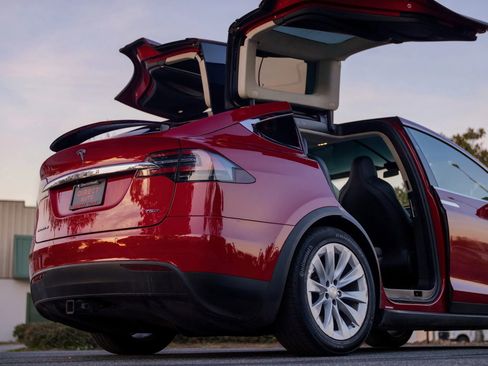 Used 2017 Tesla Model X 75D image 16