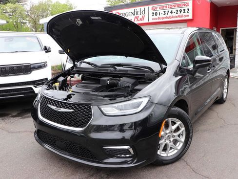 Used 2023 Chrysler Pacifica Touring-L image 58
