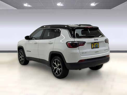 Used 2025 Jeep Compass Limited AWD/4WD image 2