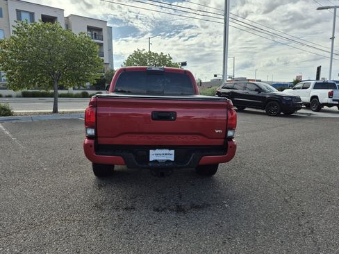 Used 2018 Toyota Tacoma TRD Sport AWD/4WD image 4