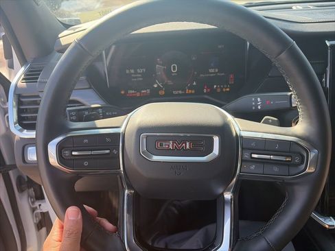 Used 2025 GMC Acadia Elevation image 13