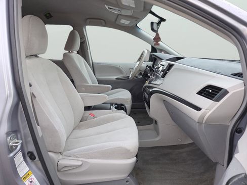 Used 2013 Toyota Sienna LE w/ Towing Pkg image 15