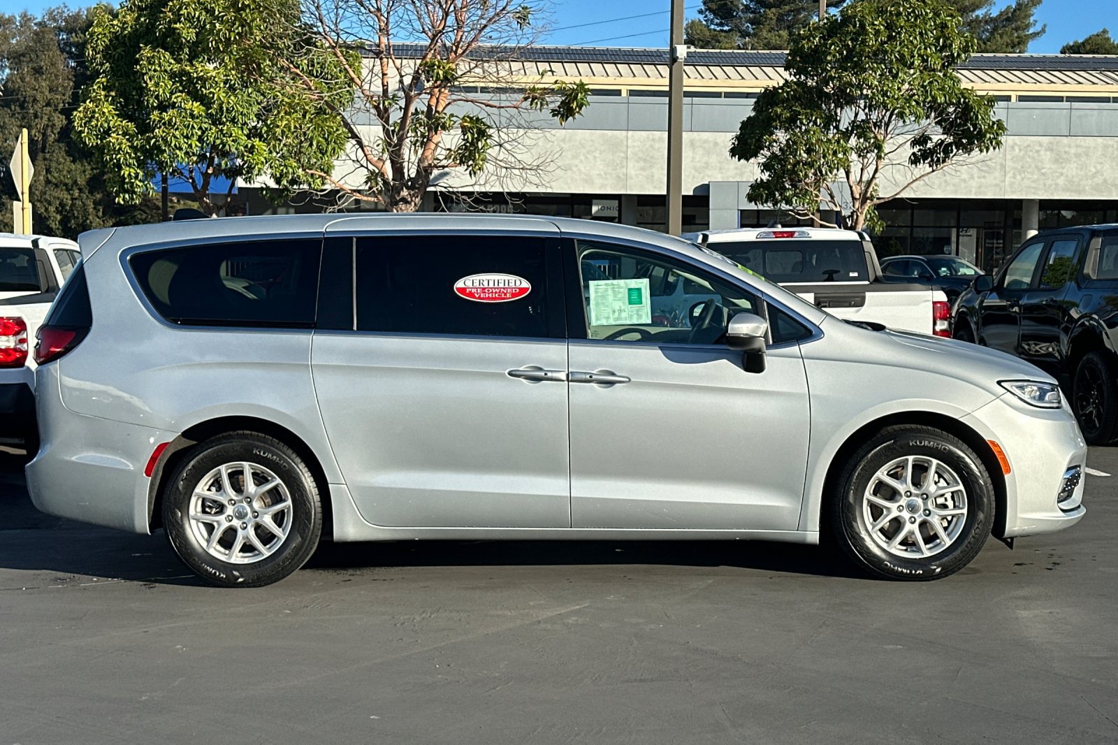 Certified 2023 Chrysler Pacifica Touring-L FWD image 3