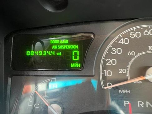 Used 2004 Lincoln Town Car Ultimate RWD image 8