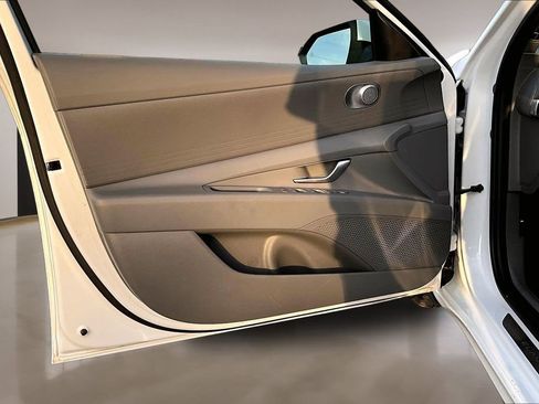 Used 2025 Hyundai Elantra SE image 16