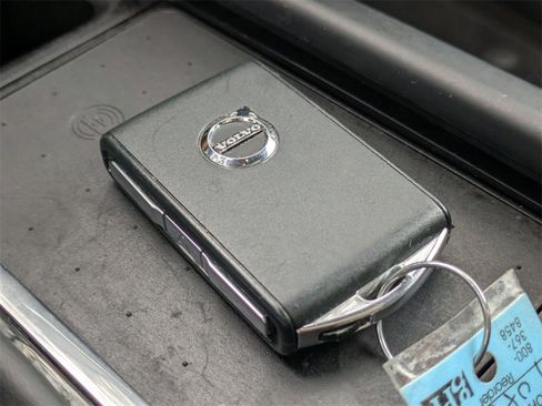 Certified 2022 Volvo XC90 T6 Momentum image 41