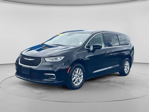 Used 2024 Chrysler Pacifica Touring-L FWD image 3