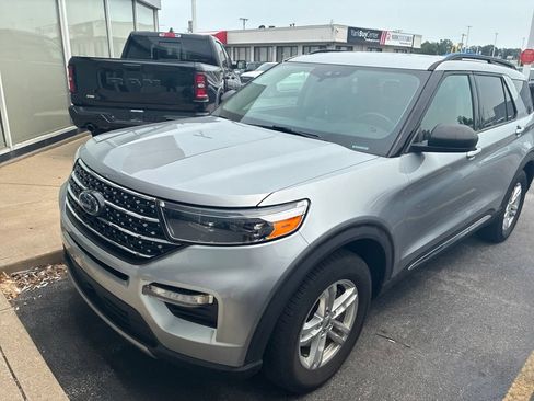 Used 2021 Ford Explorer XLT w/ Equipment Group 202A AWD/4WD image 2