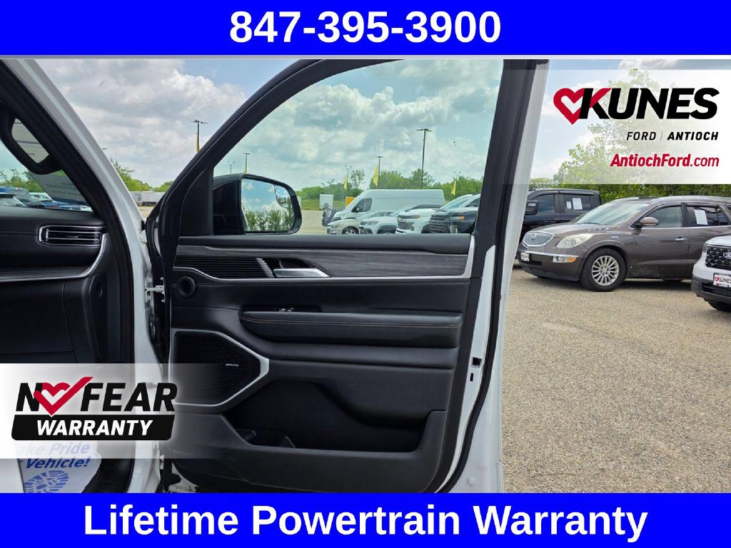 Used 2024 Jeep Wagoneer L Series II AWD/4WD image 37