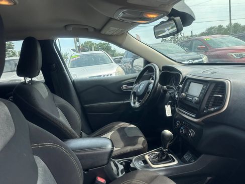 Used 2016 Jeep Cherokee Sport FWD image 17