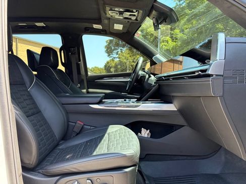 Used 2025 Cadillac Escalade V w/ LPO, ONYX Package AWD/4WD image 18
