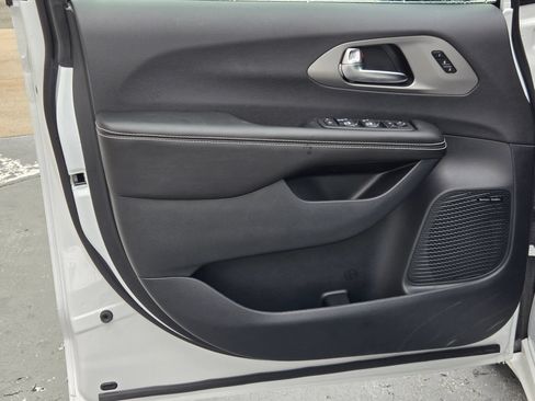 New 2027 Chrysler Pacifica Limited w/ Family Tech Group FWD image 17