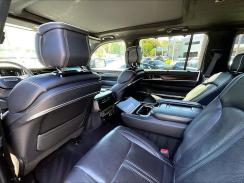 Used 2022 Jeep Grand Wagoneer Series II AWD/4WD image 16