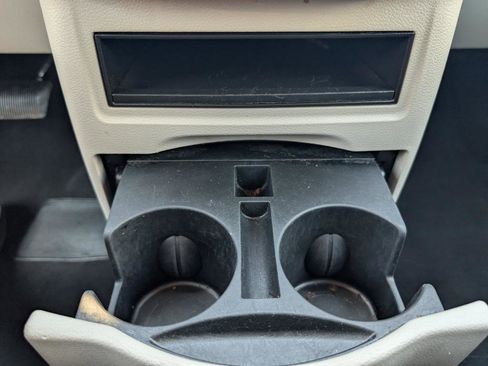 Used 2019 Dodge Grand Caravan SE FWD image 29