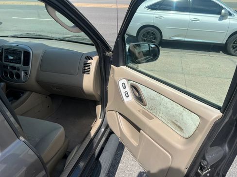 Used 2005 Ford Escape XLT AWD/4WD image 10