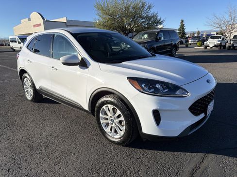 Used 2020 Ford Escape SE image 1