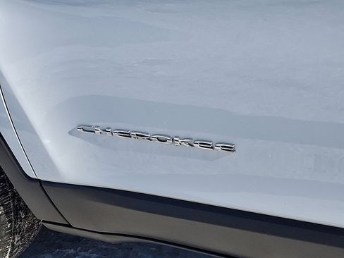 Used 2018 Jeep Cherokee Limited AWD/4WD image 32