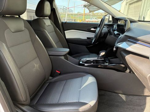 Used 2025 Chevrolet Trax LT w/ LT Convenience Package image 35