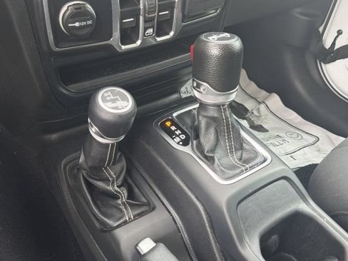 Used 2019 Jeep Wrangler Unlimited Sahara AWD/4WD image 27